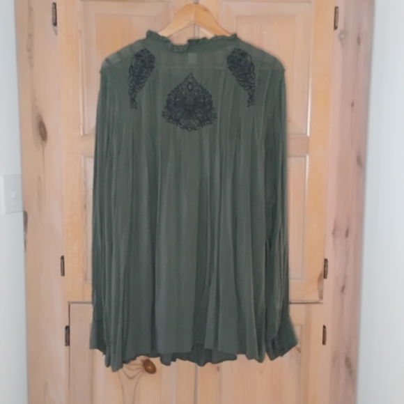 Torrid Dark Green Blouse with Black Embroidery Size 2 - Picture 2 of 6